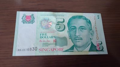 【世界钱币】精选微拍第62期暨2023年第九期 裸钞专场（有最新四月底币展卖剩品种） 1999年新加坡5元纸币 人像版胡赐道签名 全新绝品无47尾号830