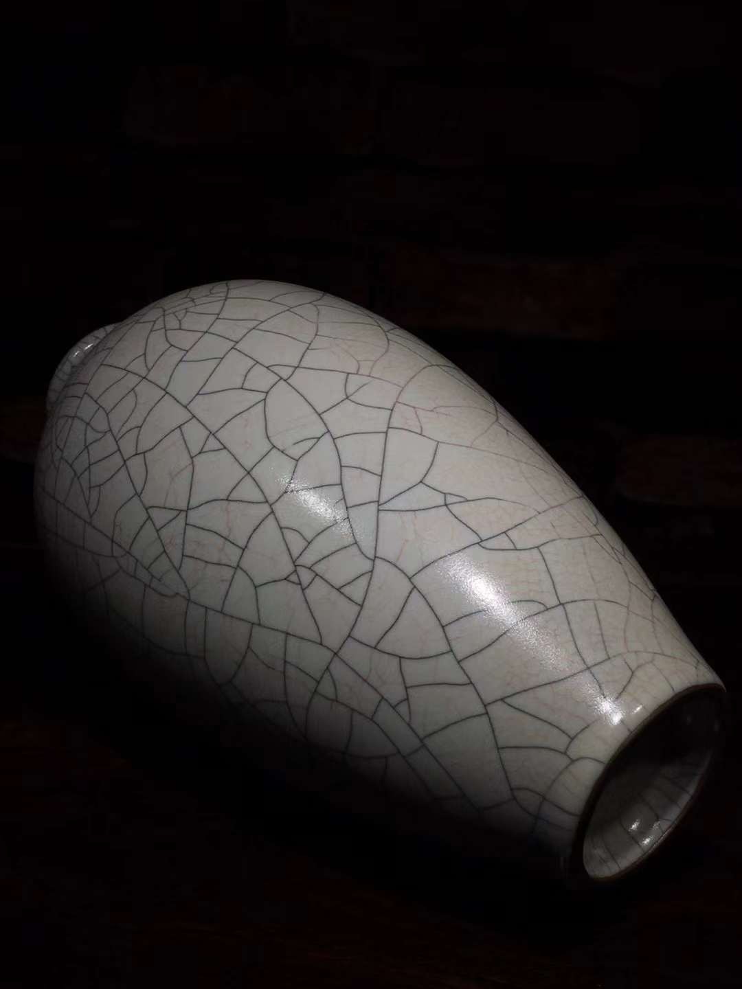 哥窑瓷器梅瓶 美人肩 这包浆润润到最正品 金丝铁线 铁足 开片均衡自然 标准款 这包浆完美 高度248mm 直径138mm 重量1070g 二斤一两