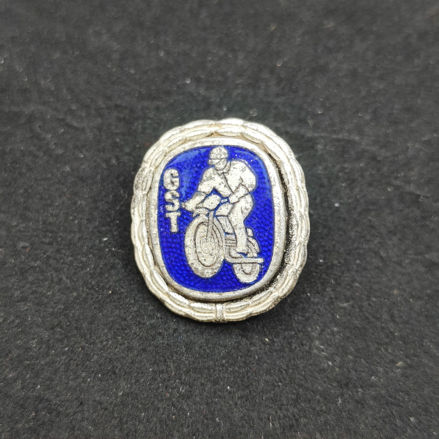 全场0元起拍 第56期 咸鱼国勋章拍卖专场 5月17日（周三）下午6：00开始 东德gst高级摩托车驾驶技能章