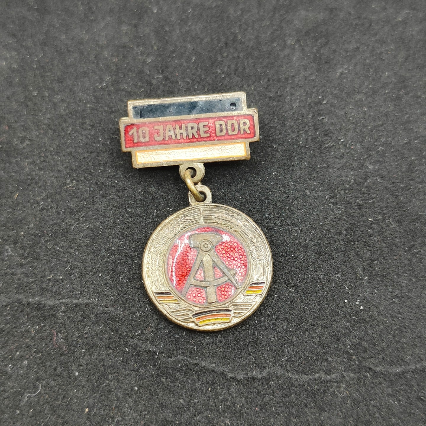 全场0元起拍 第56期 咸鱼国勋章拍卖专场 5月17日（周三）下午6：00开始  美品早期 东德建国10周年纪念珐琅章