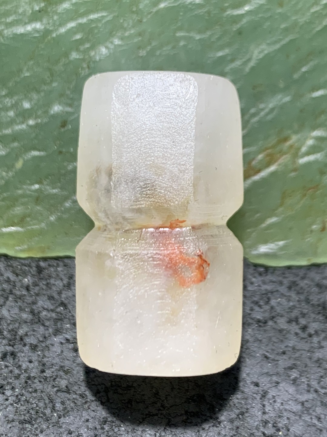 精美亚光满冰飘糖心料战国红玛瑙手工雕刻六棱桶珠一颗！