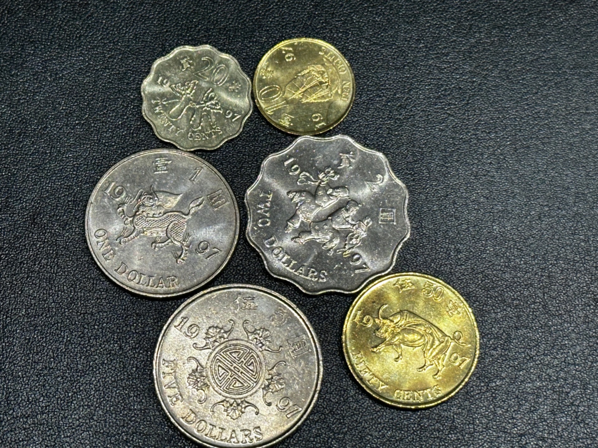 《外钞收藏家》第二百六十八期（连拍第二场） 香港硬币两套 一套是1997回归纪念版 基本全新