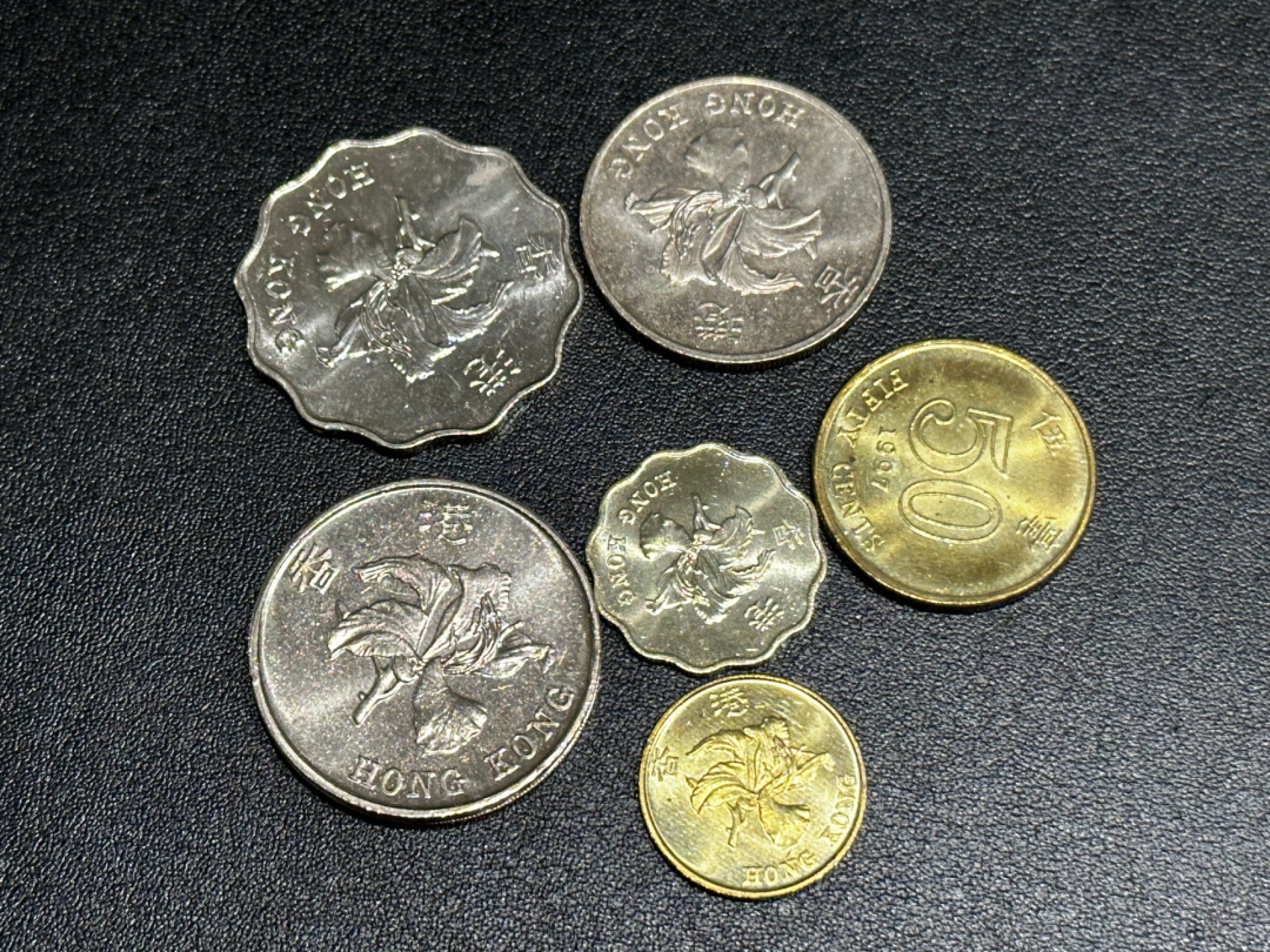 《外钞收藏家》第二百六十八期（连拍第二场） 香港硬币两套 一套是1997回归纪念版 基本全新