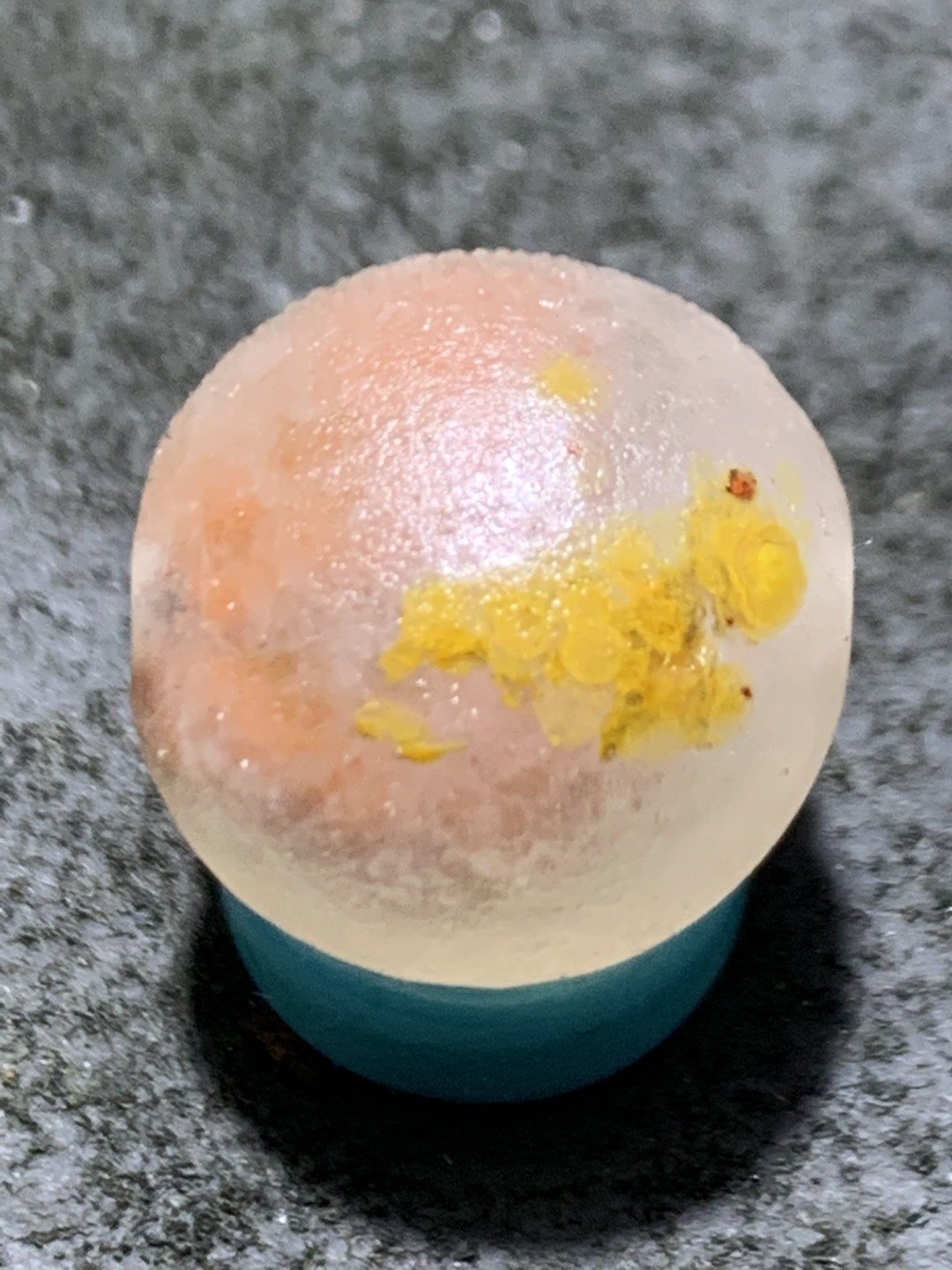精美亚光冰飘糖心料战国红玛瑙手工俏色巧雕鹦鹉珠子一颗！