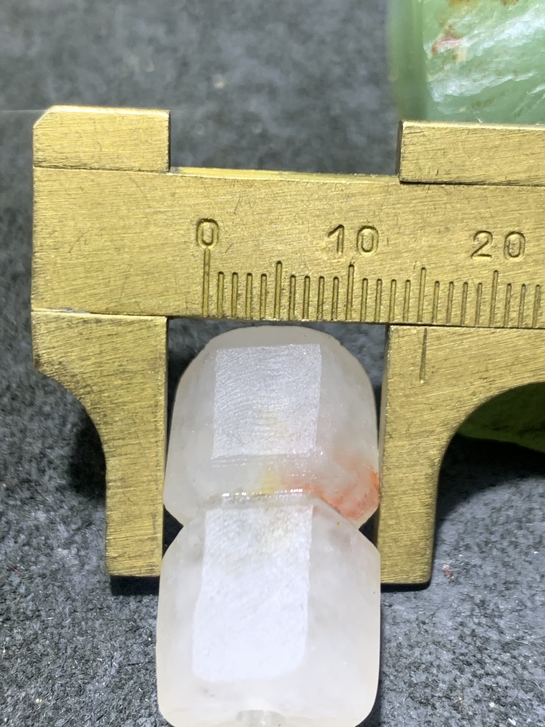 精美亚光满冰飘糖心料战国红玛瑙手工雕刻六棱桶珠一颗！