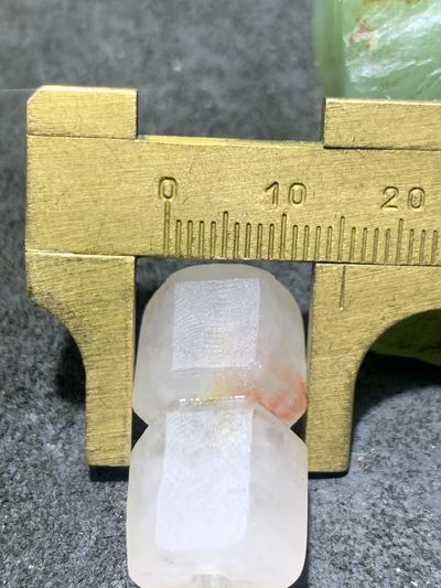 精美亚光满冰飘糖心料战国红玛瑙手工雕刻六棱桶珠一颗！ 精美亚光满冰飘糖心料战国红玛瑙手工雕刻六棱桶珠一颗！