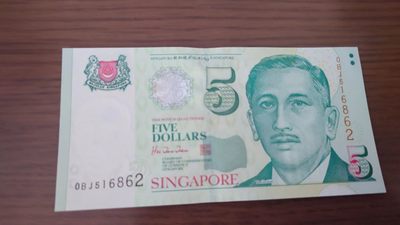 【世界钱币】精选微拍第62期暨2023年第九期 裸钞专场（有最新四月底币展卖剩品种） 1999年新加坡5元纸币 人像版胡赐道签名 全新绝品无47尾号862