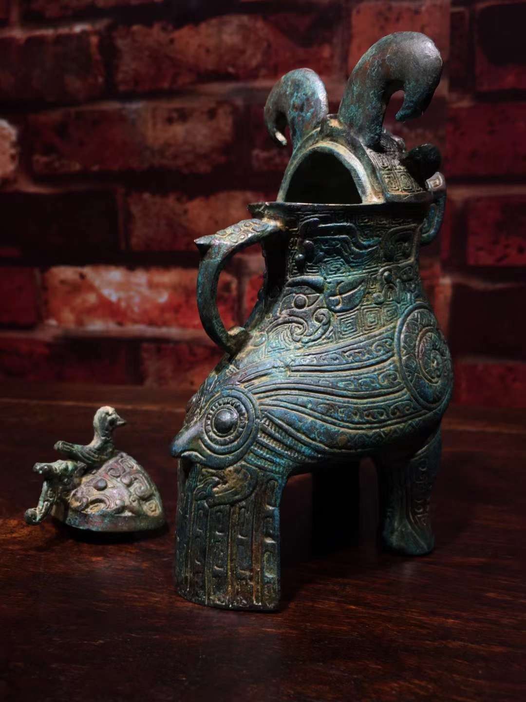 青铜器【妇好鸮尊】形似站立的鸱鸮 冠饰羽毛纹 龙纹 喙饰蝉纹 胸饰大蝉纹 颈饰双头龙纹 兽面纹 两翅饰蟠蛇纹 盖前饰一鸟 后饰一龙作盖钮 盖面饰雷纹为地的兽面纹 完美魂宝 红斑绿锈 铜浆醇厚 高度146mm 腹长98mm 重量639g 一斤二两 青铜器【妇好鸮尊】形似站立的鸱鸮 冠饰羽毛纹 龙纹 喙饰蝉纹 胸饰大蝉纹 颈饰双头龙纹 兽面纹 两翅饰蟠蛇纹 盖前饰一鸟 后饰一龙作盖钮 盖面饰雷纹为地的兽面纹 完美魂宝 红斑绿锈 铜浆醇厚 高度146mm 腹长98mm 重量639g 一斤二两