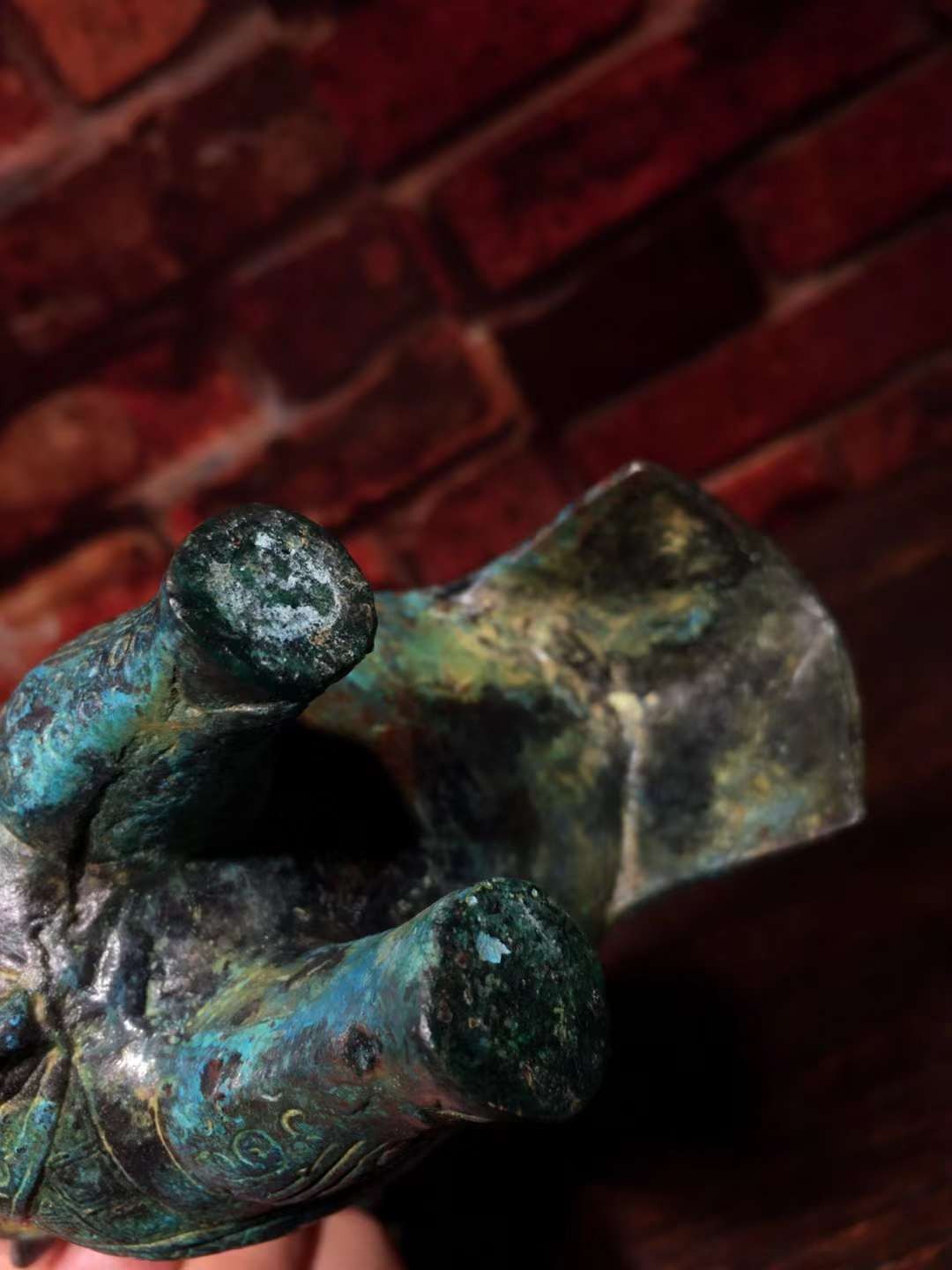 青铜器【妇好鸮尊】形似站立的鸱鸮 冠饰羽毛纹 龙纹 喙饰蝉纹 胸饰大蝉纹 颈饰双头龙纹 兽面纹 两翅饰蟠蛇纹 盖前饰一鸟 后饰一龙作盖钮 盖面饰雷纹为地的兽面纹 完美魂宝 红斑绿锈 铜浆醇厚 高度146mm 腹长98mm 重量639g 一斤二两 青铜器【妇好鸮尊】形似站立的鸱鸮 冠饰羽毛纹 龙纹 喙饰蝉纹 胸饰大蝉纹 颈饰双头龙纹 兽面纹 两翅饰蟠蛇纹 盖前饰一鸟 后饰一龙作盖钮 盖面饰雷纹为地的兽面纹 完美魂宝 红斑绿锈 铜浆醇厚 高度146mm 腹长98mm 重量639g 一斤二两