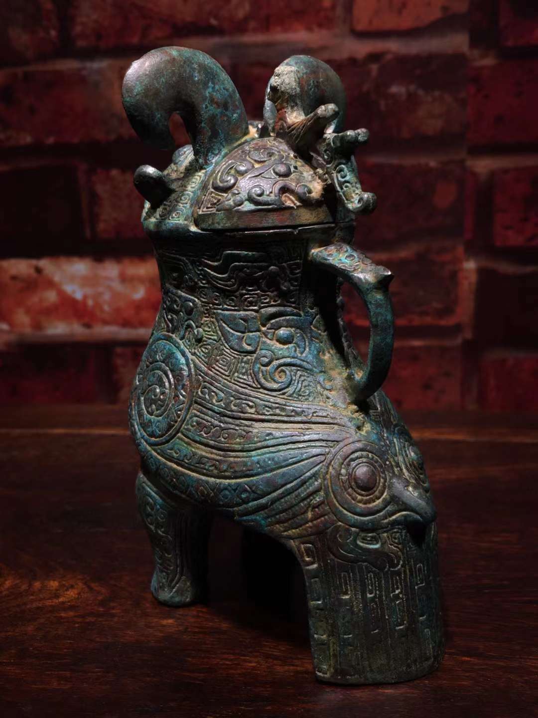 青铜器【妇好鸮尊】形似站立的鸱鸮 冠饰羽毛纹 龙纹 喙饰蝉纹 胸饰大蝉纹 颈饰双头龙纹 兽面纹 两翅饰蟠蛇纹 盖前饰一鸟 后饰一龙作盖钮 盖面饰雷纹为地的兽面纹 完美魂宝 红斑绿锈 铜浆醇厚 高度146mm 腹长98mm 重量639g 一斤二两 青铜器【妇好鸮尊】形似站立的鸱鸮 冠饰羽毛纹 龙纹 喙饰蝉纹 胸饰大蝉纹 颈饰双头龙纹 兽面纹 两翅饰蟠蛇纹 盖前饰一鸟 后饰一龙作盖钮 盖面饰雷纹为地的兽面纹 完美魂宝 红斑绿锈 铜浆醇厚 高度146mm 腹长98mm 重量639g 一斤二两