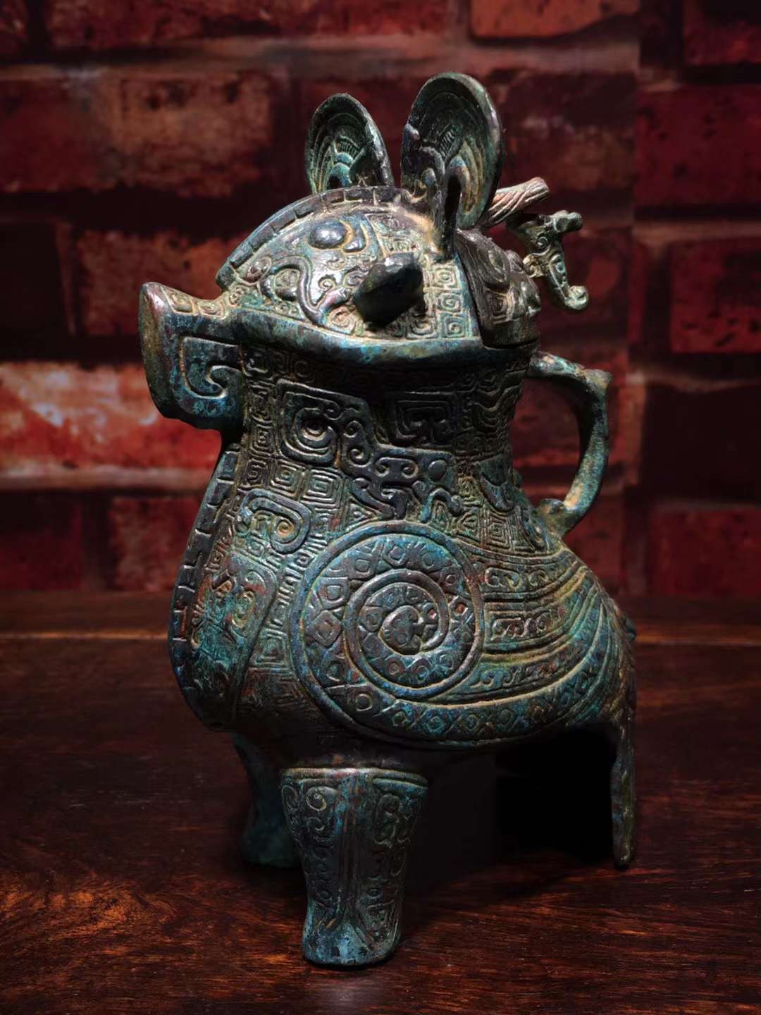 青铜器【妇好鸮尊】形似站立的鸱鸮 冠饰羽毛纹 龙纹 喙饰蝉纹 胸饰大蝉纹 颈饰双头龙纹 兽面纹 两翅饰蟠蛇纹 盖前饰一鸟 后饰一龙作盖钮 盖面饰雷纹为地的兽面纹 完美魂宝 红斑绿锈 铜浆醇厚 高度146mm 腹长98mm 重量639g 一斤二两 青铜器【妇好鸮尊】形似站立的鸱鸮 冠饰羽毛纹 龙纹 喙饰蝉纹 胸饰大蝉纹 颈饰双头龙纹 兽面纹 两翅饰蟠蛇纹 盖前饰一鸟 后饰一龙作盖钮 盖面饰雷纹为地的兽面纹 完美魂宝 红斑绿锈 铜浆醇厚 高度146mm 腹长98mm 重量639g 一斤二两