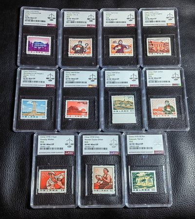 洪涛臻品批发群  精选邮票限时拍卖第二百六十四期 - 普无号【带5枚11.5度细齿组外品】【一大，遵义，纪念碑，工人，农民是细齿】ASG90分11枚大全一套，文革唯一一套普票，经典热门品种，ASG严评普无号细齿很多不予入壳，一大细齿数据可查90分只有40余枚，工人细齿仅有100枚，末图华宇带4枚细齿最2月17日最新成交价做参考，注意捡漏
