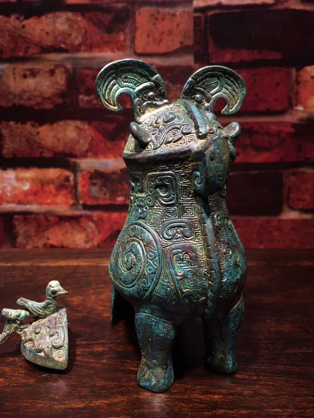 青铜器【妇好鸮尊】形似站立的鸱鸮 冠饰羽毛纹 龙纹 喙饰蝉纹 胸饰大蝉纹 颈饰双头龙纹 兽面纹 两翅饰蟠蛇纹 盖前饰一鸟 后饰一龙作盖钮 盖面饰雷纹为地的兽面纹 完美魂宝 红斑绿锈 铜浆醇厚 高度146mm 腹长98mm 重量639g 一斤二两 青铜器【妇好鸮尊】形似站立的鸱鸮 冠饰羽毛纹 龙纹 喙饰蝉纹 胸饰大蝉纹 颈饰双头龙纹 兽面纹 两翅饰蟠蛇纹 盖前饰一鸟 后饰一龙作盖钮 盖面饰雷纹为地的兽面纹 完美魂宝 红斑绿锈 铜浆醇厚 高度146mm 腹长98mm 重量639g 一斤二两