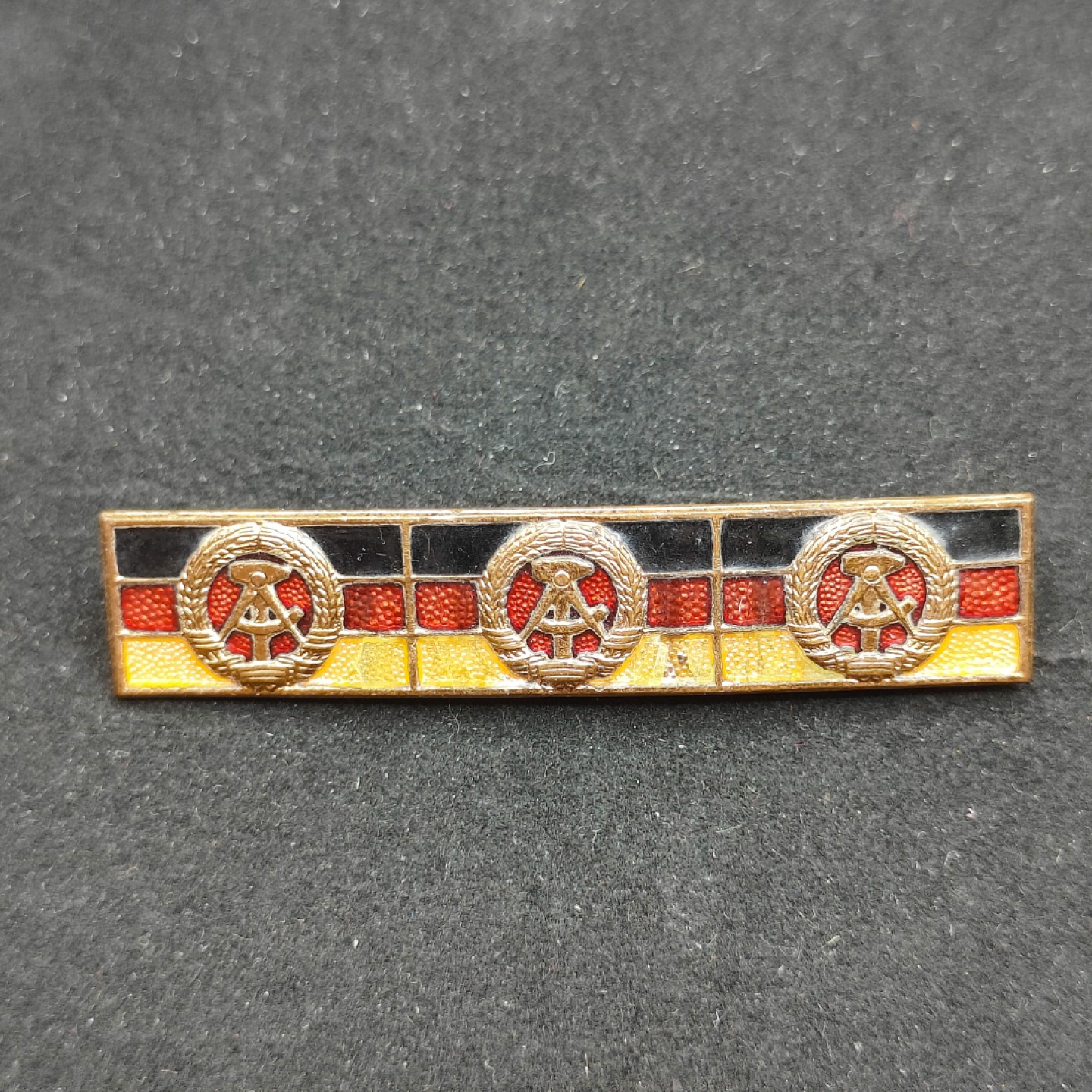 全场0元起拍 第56期 咸鱼国勋章拍卖专场 5月17日（周三）下午6：00开始 东德集体劳动积极荣誉奖章三次获得略 早期珐琅版