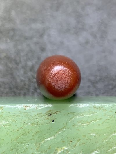 精美高玉化酒红色风化纹玛瑙随形大桶珠一个！ 精美高玉化酒红色风化纹玛瑙随形大桶珠一个！