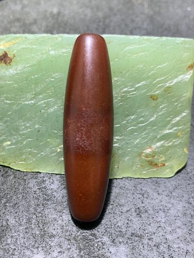 精美高玉化酒红色风化纹玛瑙随形大桶珠一个！ 精美高玉化酒红色风化纹玛瑙随形大桶珠一个！