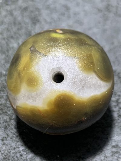 精美亚光战国红玛瑙手工雕刻银杏树叶随形圆珠一颗 精美亚光战国红玛瑙手工雕刻银杏树叶随形圆珠一颗