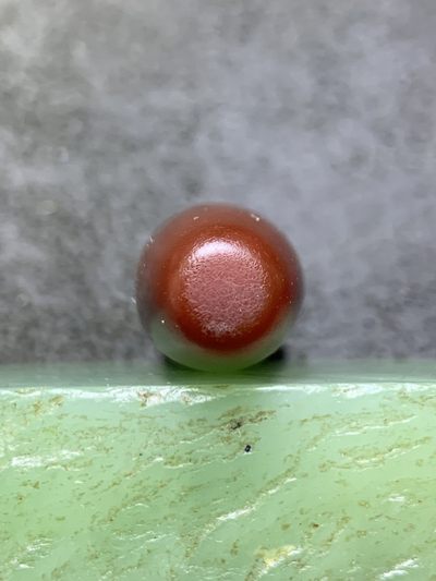 精美高玉化酒红色风化纹玛瑙随形大桶珠一个！ 精美高玉化酒红色风化纹玛瑙随形大桶珠一个！