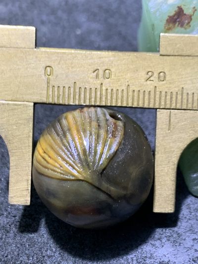 精美亚光战国红玛瑙手工雕刻银杏树叶随形圆珠一颗 精美亚光战国红玛瑙手工雕刻银杏树叶随形圆珠一颗