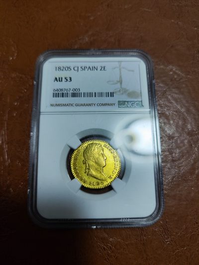 【希罗维】第2场：丝路钱币和工业革命时期钱币的碰撞 - NGC-AU53 西班牙1820年 费尔南多七世2埃斯库多金币 非常稀少的版式 品相细节都一流 严重低评，个人觉得55应该是没有问题。整体的观感是很不错的，然后在字母周围也都有转光。