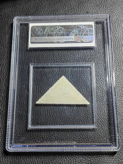 洪涛臻品批发群 精选邮票限时拍卖第1119期  新中国第一套三角形邮票   纪10和平 再版  3-3新  ASG90高分OP，大盒带内衬，老纪特精品草纸票，值得珍惜。品相嘎嘎绝，一手出分壳子完美无划痕，藏家首选。（注：此票是异形票，只能入大盒））