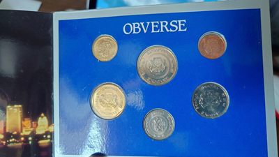 【世界钱币】精选微拍第62期暨2023年第九期 裸钞专场（有最新四月底币展卖剩品种） 1990年新加坡马年生肖硬币套装 全新保真