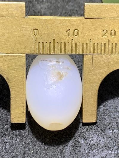 精美亚光高玉化海洋玉髓手工俏色巧雕蝴蝶随形桶珠一个！ 精美亚光高玉化海洋玉髓手工俏色巧雕蝴蝶随形桶珠一个！