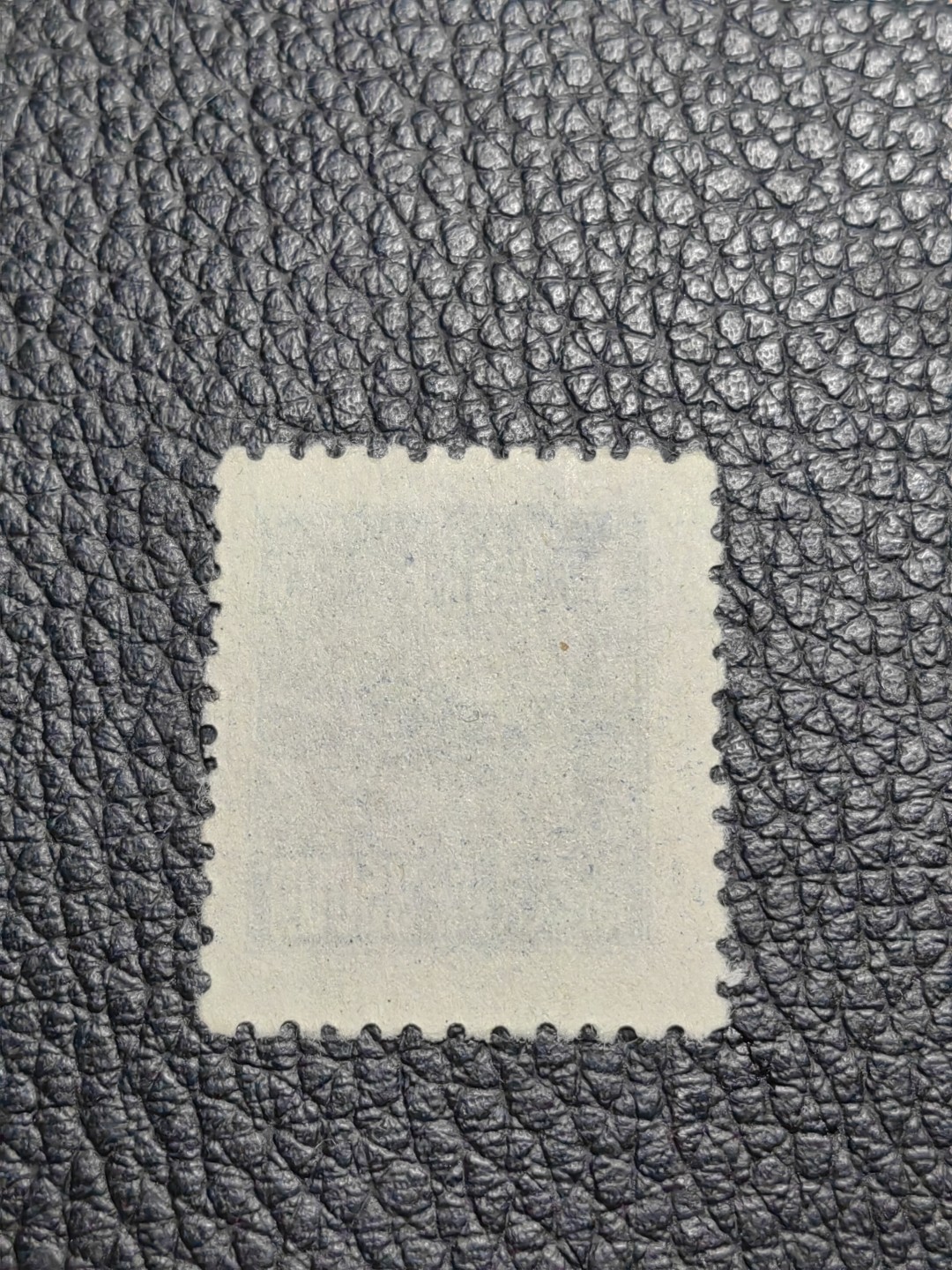 洪涛臻品批发群  精选邮票限时拍卖第二百六十六期 普1东贴 面值35000元一枚，全品，1950年新中国成立发行的第一组普票，年代久远，具有较高的收藏意义，全品可评级，喜欢不要错过