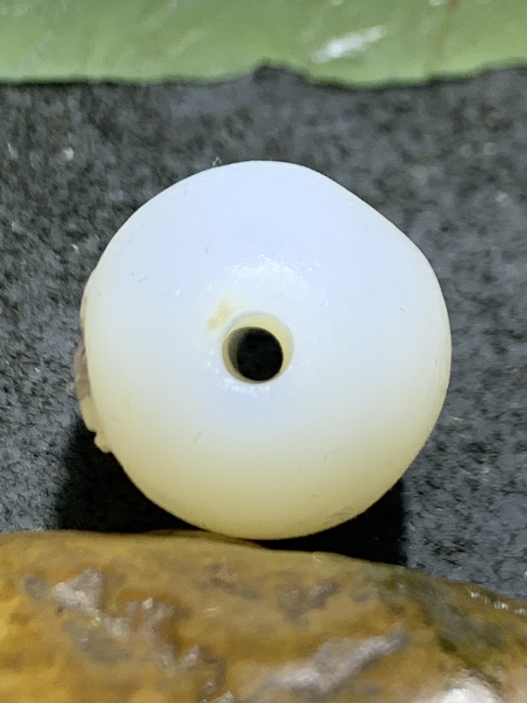 精美亚光高玉化海洋玉髓手工俏色巧雕蝴蝶随形桶珠一个！