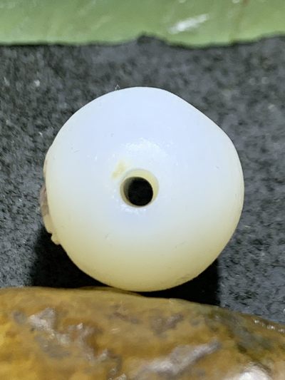 精美亚光高玉化海洋玉髓手工俏色巧雕蝴蝶随形桶珠一个！ 精美亚光高玉化海洋玉髓手工俏色巧雕蝴蝶随形桶珠一个！