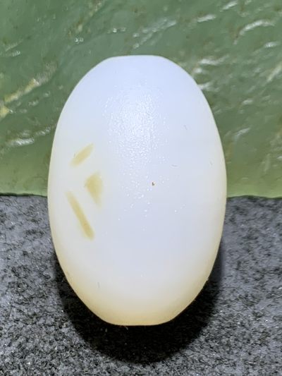 精美亚光高玉化海洋玉髓手工俏色巧雕蝴蝶随形桶珠一个！ 精美亚光高玉化海洋玉髓手工俏色巧雕蝴蝶随形桶珠一个！