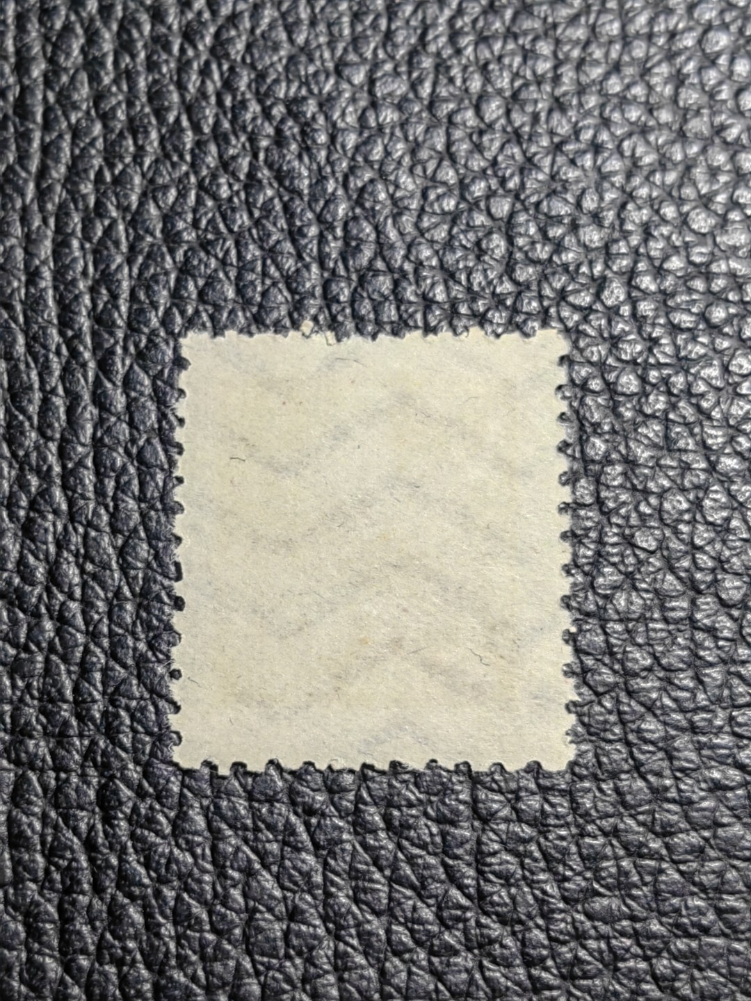 洪涛臻品批发群  精选邮票限时拍卖第二百六十六期 普2东北贴用  面值2500元一枚，上品软折等，1950年新中国成立发行的第一组普票，年代久远，具有较高的收藏意义，全品可评级，喜欢不要错过