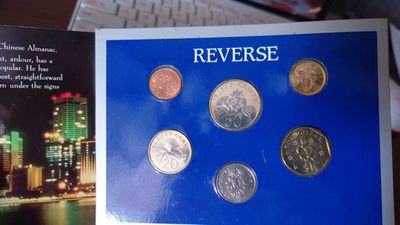 【世界钱币】精选微拍第62期暨2023年第九期 裸钞专场（有最新四月底币展卖剩品种） 1990年新加坡马年生肖硬币套装 全新保真