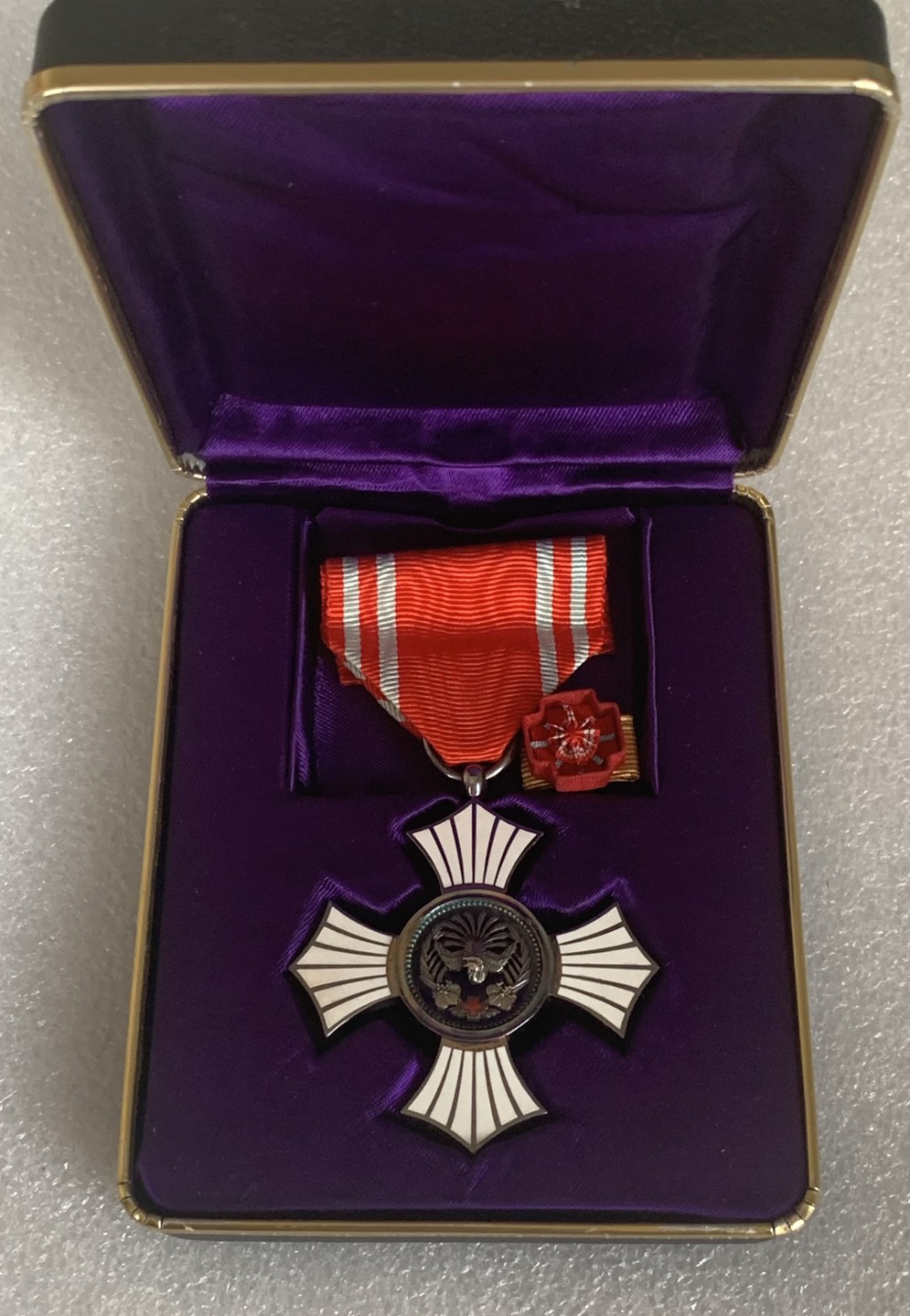 瓶子🏺第92期拍卖会  日本赤十字金色有功章 银制珐琅章带原盒原略 32.4克