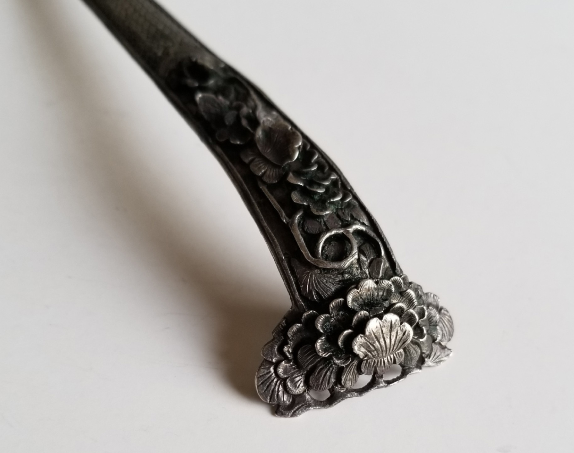 清代莲花牡丹纹满工铲地银扁方簪-精美长簪