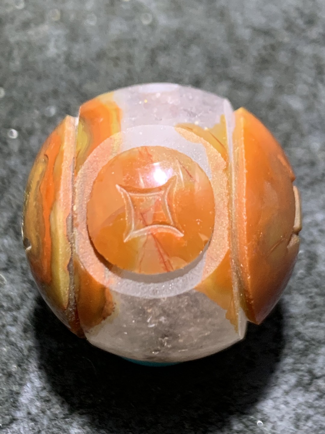 精美冰飘战国红玛瑙手工俏色巧雕连中三元圆珠一个