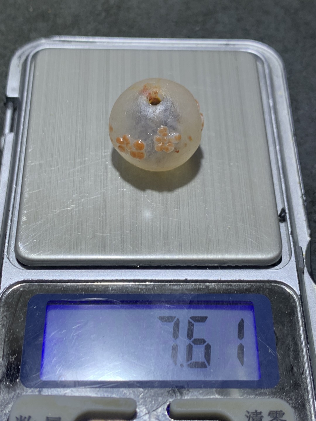 精美冰飘亚光战国红玛瑙手工俏色巧雕梅花随形圆珠一个，