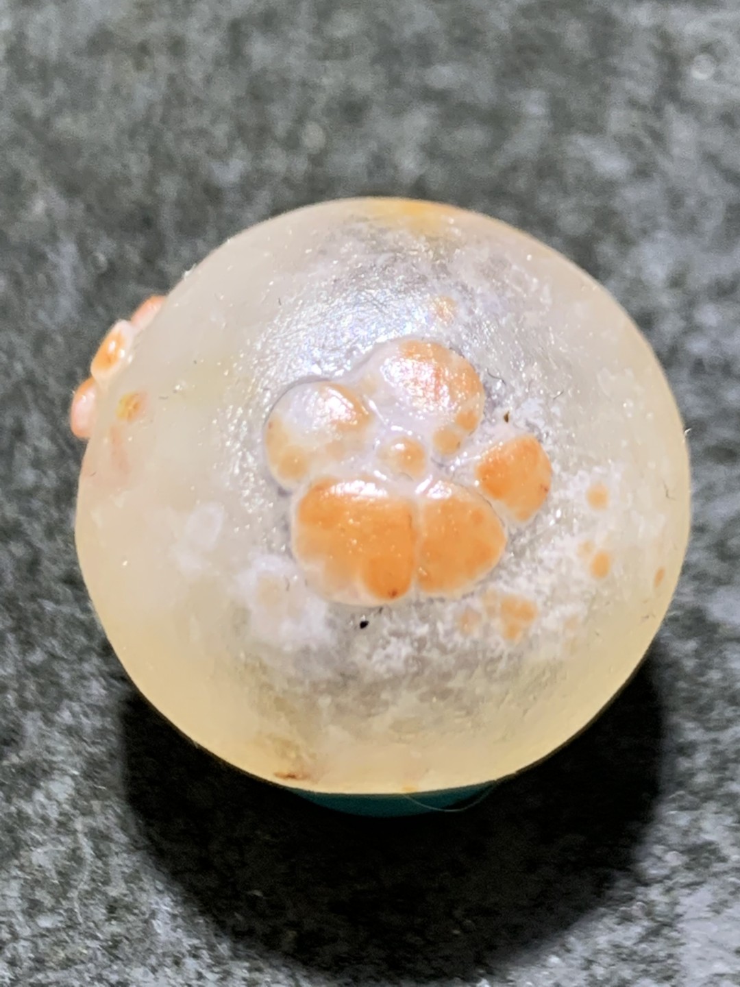 精美冰飘亚光战国红玛瑙手工俏色巧雕梅花随形圆珠一个，