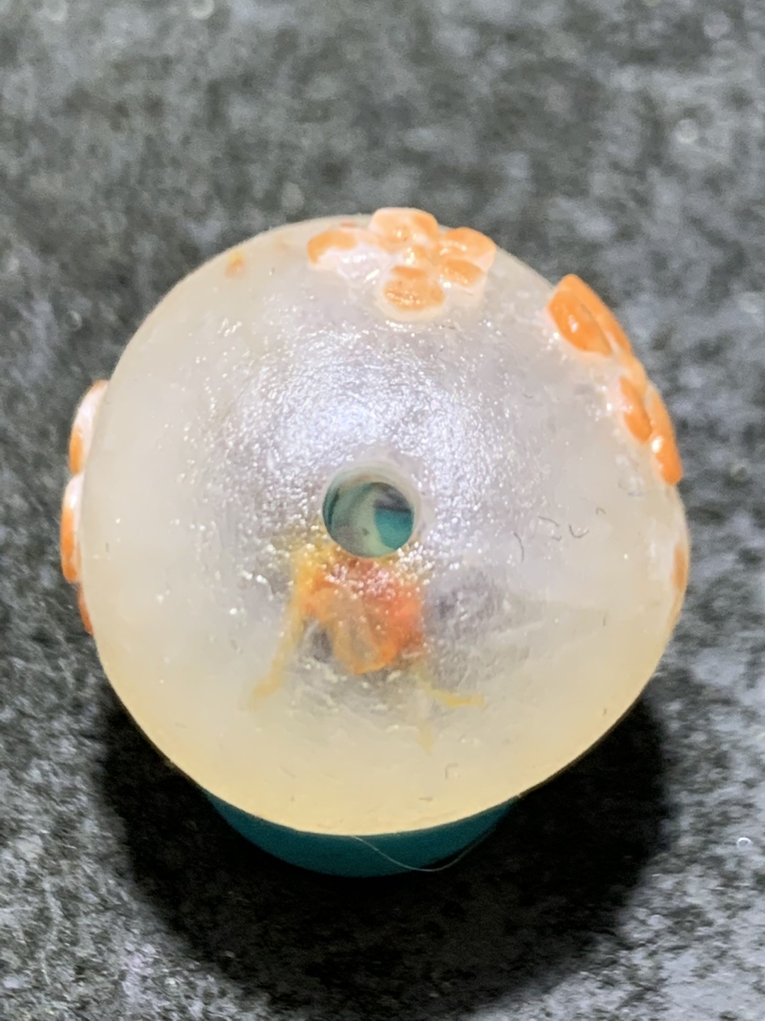精美冰飘亚光战国红玛瑙手工俏色巧雕梅花随形圆珠一个，