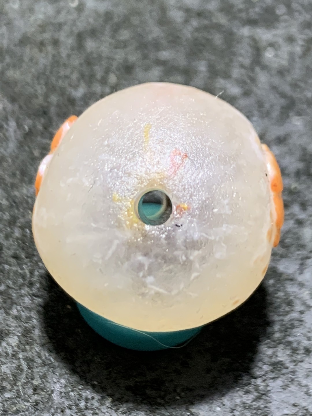 精美冰飘亚光战国红玛瑙手工俏色巧雕梅花随形圆珠一个，