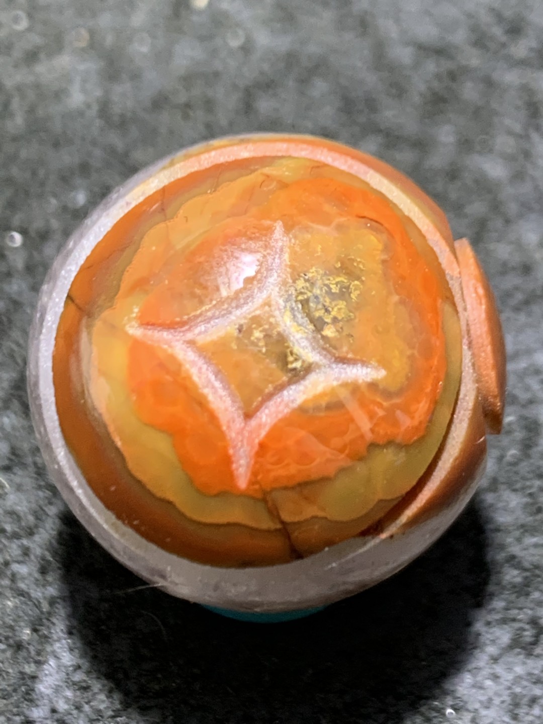 精美冰飘战国红玛瑙手工俏色巧雕连中三元圆珠一个