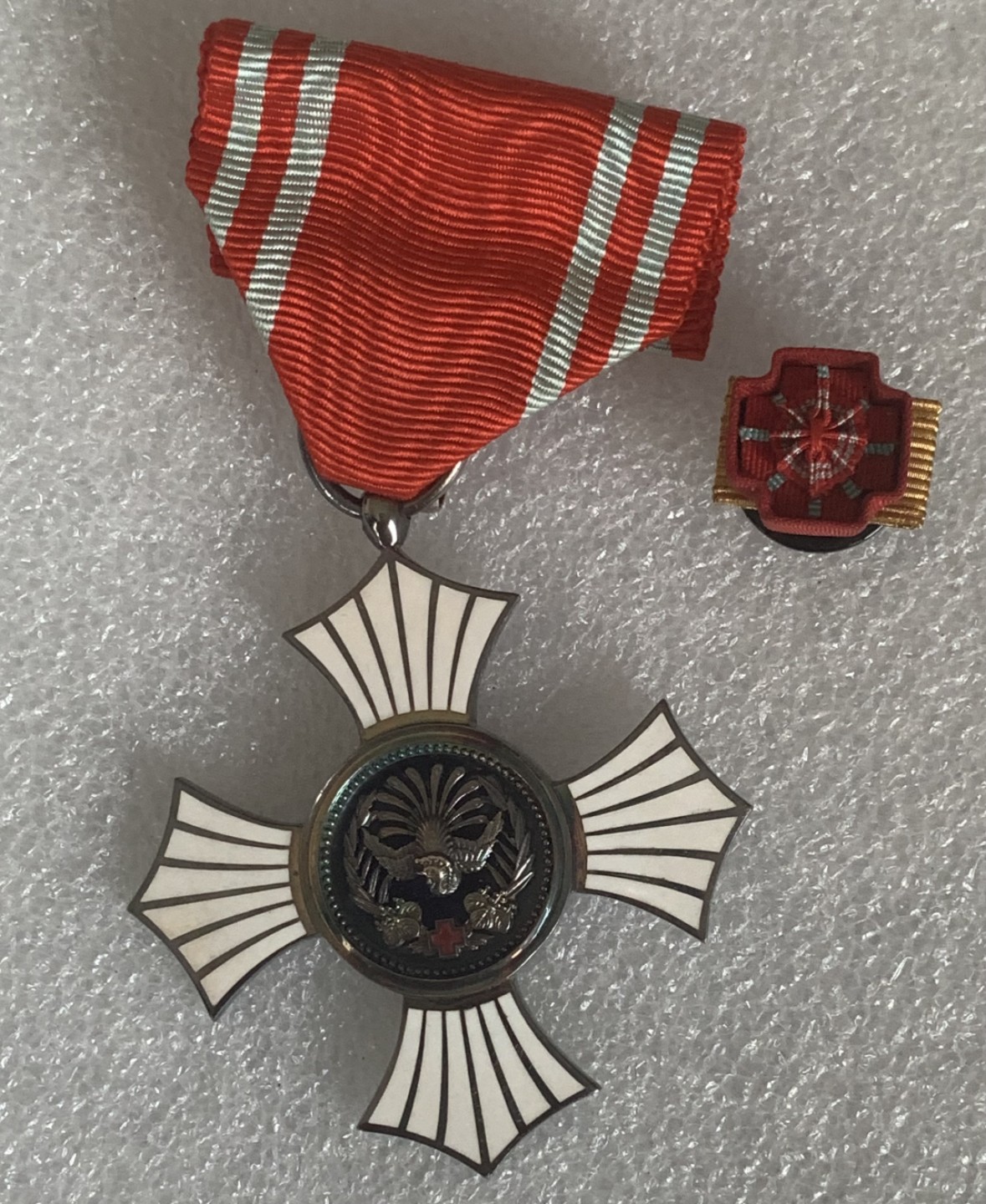 瓶子🏺第92期拍卖会  日本赤十字金色有功章 银制珐琅章带原盒原略 32.4克