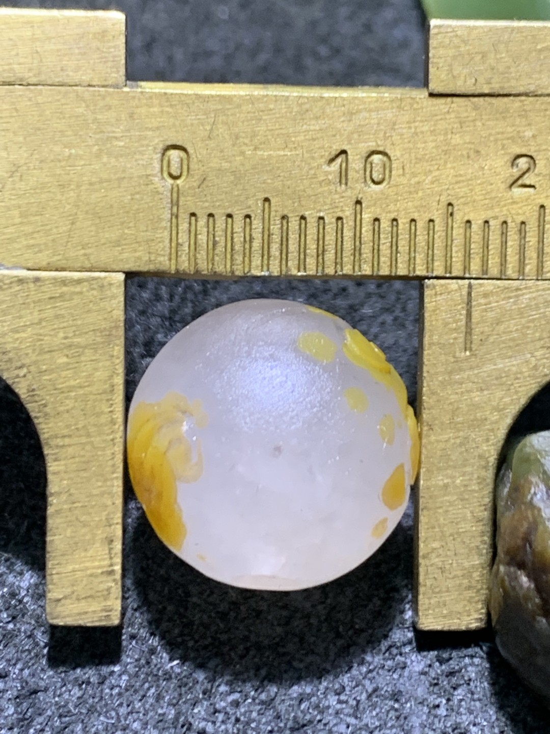 精美冰飘亚光战国红玛瑙手工俏色巧雕金鱼出水珠一个！