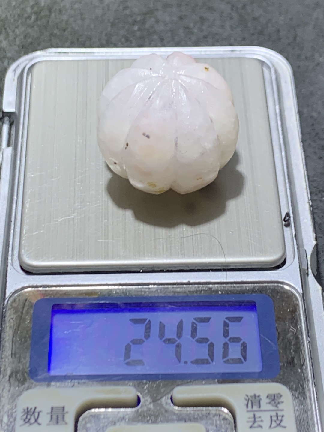 精美亚光满冰飘战国红玛瑙手工雕刻大瓜珠一颗！