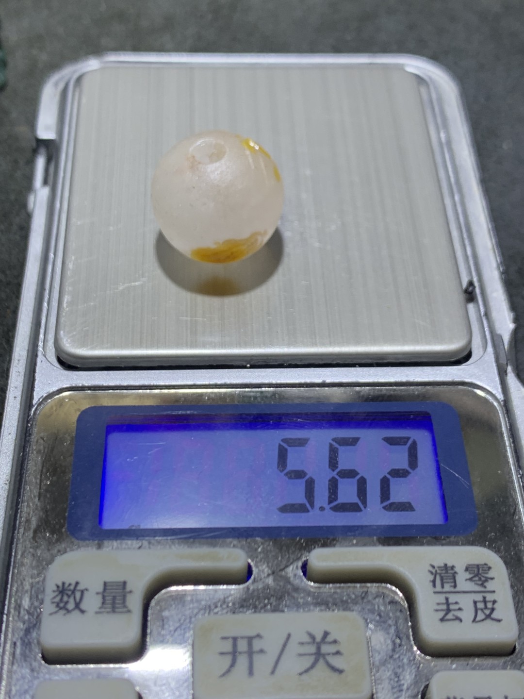 精美冰飘亚光战国红玛瑙手工俏色巧雕金鱼出水珠一个！