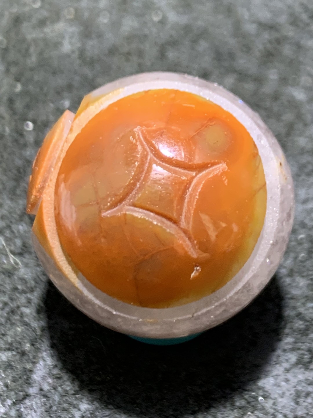 精美冰飘战国红玛瑙手工俏色巧雕连中三元圆珠一个