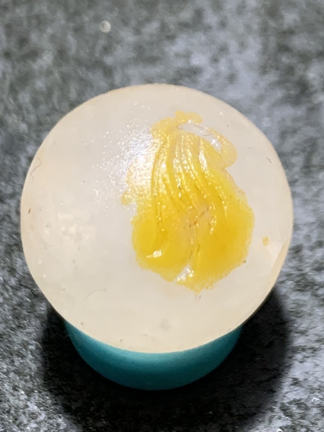 精美冰飘亚光战国红玛瑙手工俏色巧雕金鱼出水珠一个！
