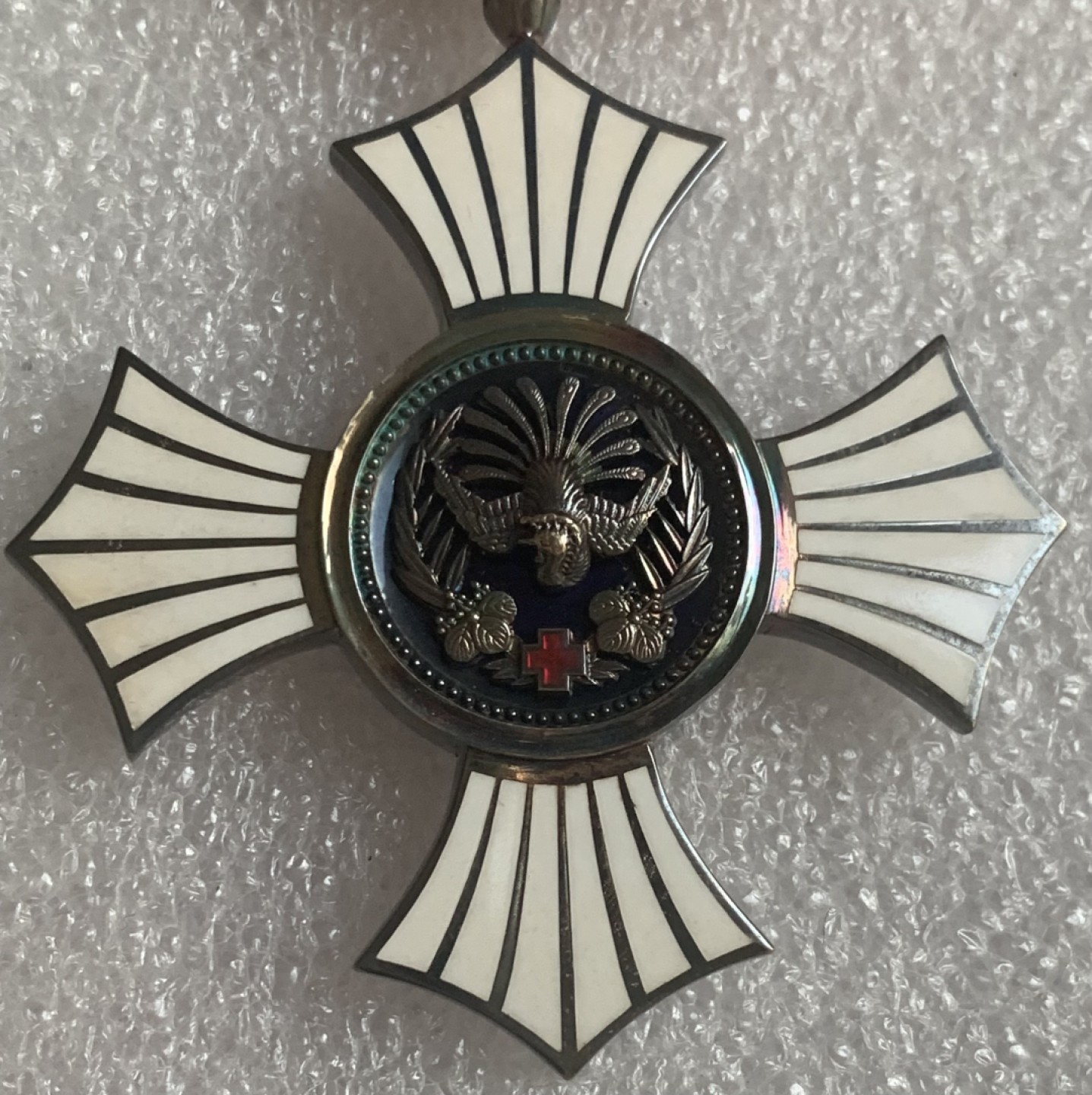 瓶子🏺第92期拍卖会  日本赤十字金色有功章 银制珐琅章带原盒原略 32.4克