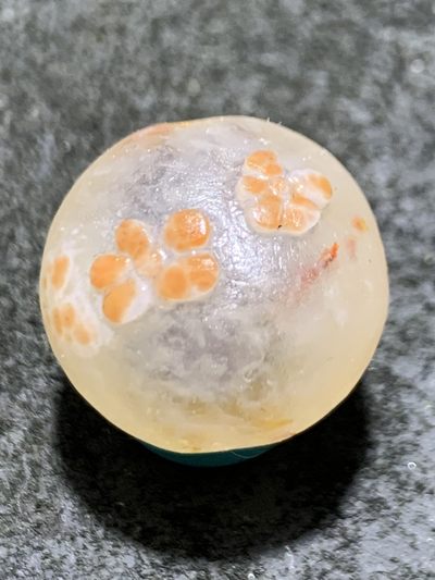 精美冰飘亚光战国红玛瑙手工俏色巧雕梅花随形圆珠一个， - 精美冰飘亚光战国红玛瑙手工俏色巧雕梅花随形圆珠一个，