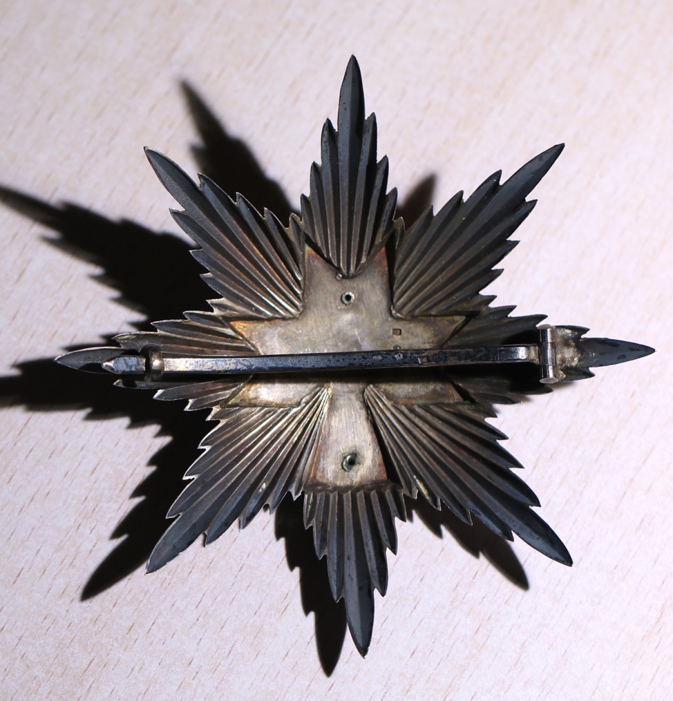 大猫徽章拍卖第224期 克罗地亚独立国大十字级兹沃米尼尔国王星芒，双剑军事版 直径9.6厘米，银质珐琅，背杆带银标和厂标。大十字星芒授发佩戴极为少见。